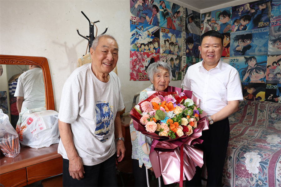 校领导 “七一” 走访慰问学校老党员